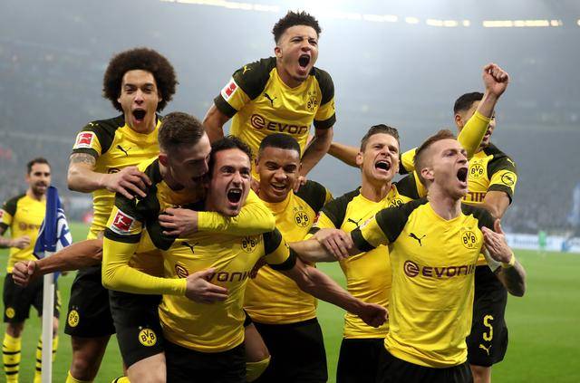 包含斯图加特青年队战胜对手，取得积分榜第三位置的词条