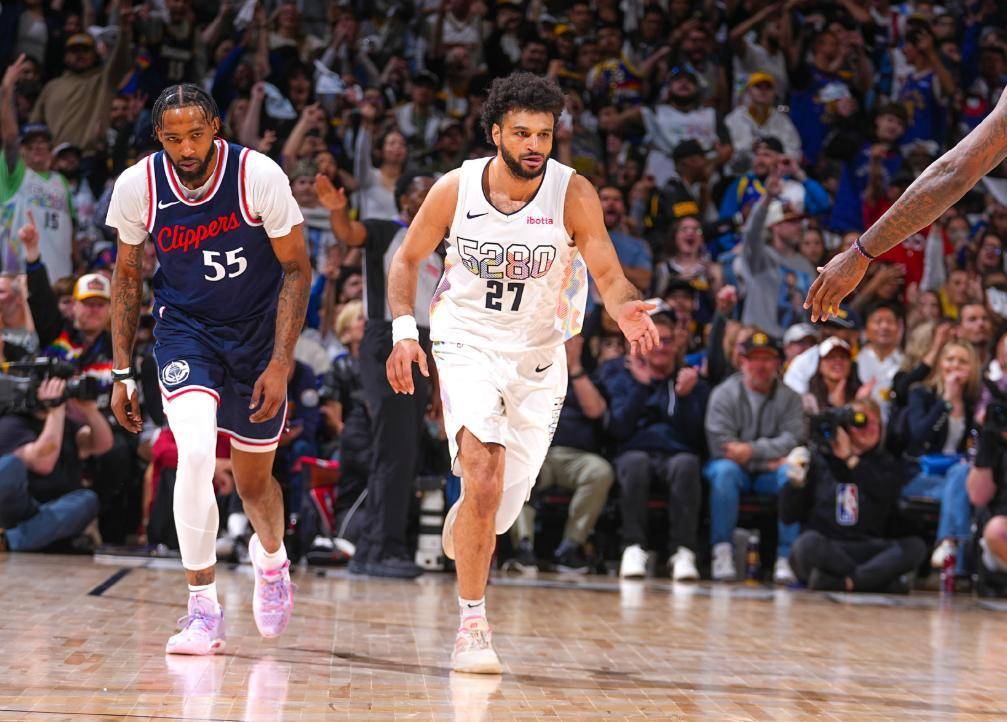 穆古鲁扎在掘金比赛中惊险取胜，挺进下一轮引发热议！